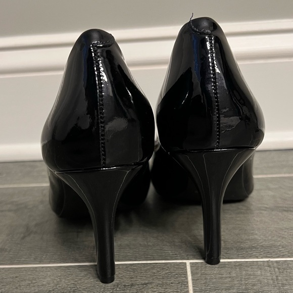 Women’s Navy Gianni Bini high heels size 8.5 - Picture 3 of 5